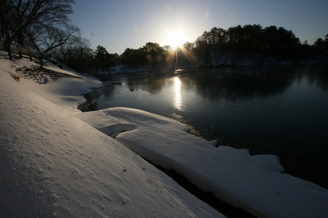 雪景色の沼