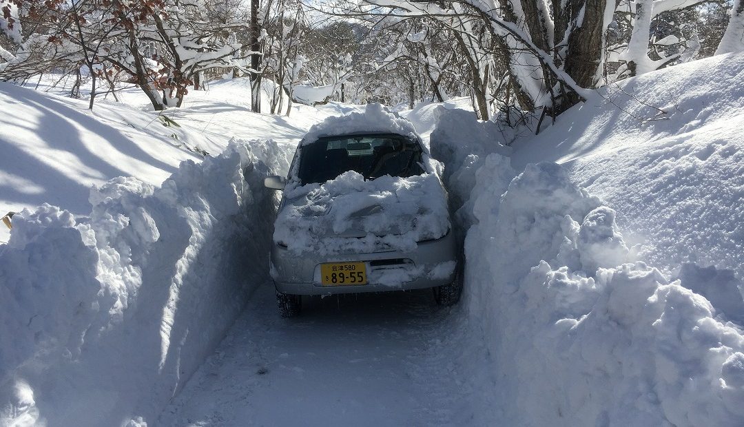 軽自動車しか走れない狭い雪道